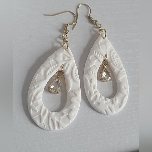 Gorgeous White Lightweight Gold Plated Pearl Drop Dangle Crystal Earring - Picture 7 of 8